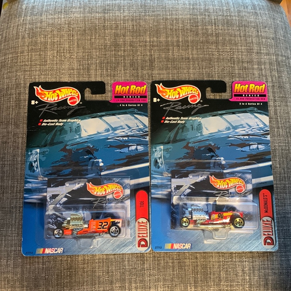 Hot Wheels Hot Rod NASCAR Series - 94 and 32
